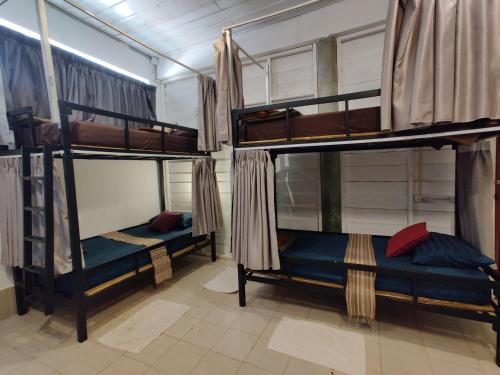 Via Hostel Pakse emeletes ágyai egy szobában
