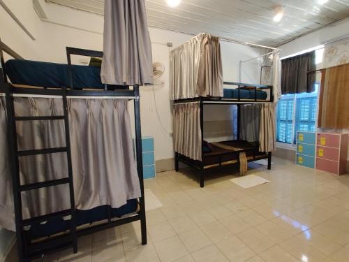 Pokój z 3 łóżkami piętrowymi w pokoju wieloosobowym w obiekcie Via Hostel Pakse w mieście Pakxé