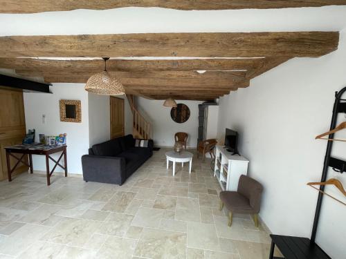 un salon avec un canapé et une table dans l'établissement Maison de charme meublé de tourisme 4 étoiles, à Suèvres