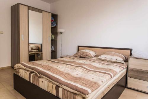 um quarto com uma cama grande num quarto em Tedi em Kranevo