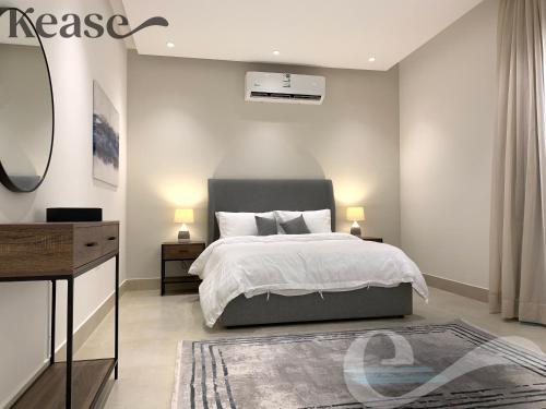 um quarto com uma cama, uma cómoda e uma televisão em Kease Hittin B-5 Elegance AG32 em Riyadh