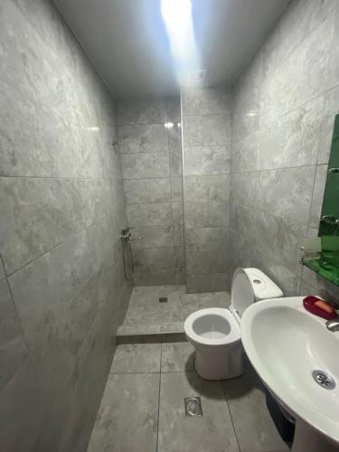 un baño con inodoro y lavabo en Brilliant712, en Kobuleti
