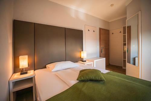 Postel nebo postele na pokoji v ubytování Arion Airport Hotel