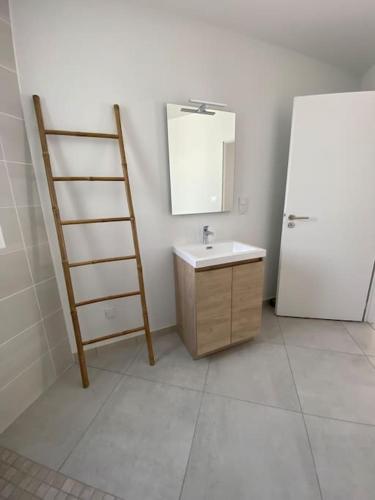 La salle de bains est pourvue d'un lavabo, d'un miroir et d'une échelle. dans l'établissement Studio 2 proche bord de mer 5 mn à pied, à Angoulins-sur-Mer