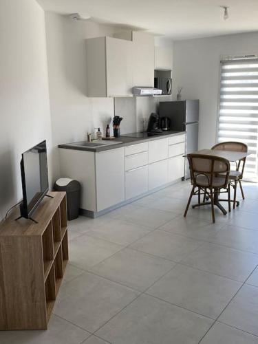 Il comprend une cuisine équipée d'une télévision, d'une table et de chaises. dans l'établissement Studio 2 proche bord de mer 5 mn à pied, à Angoulins-sur-Mer