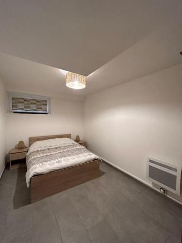 une chambre avec un lit et une télévision dans l'établissement Appartement Chez Maria, à Guebwiller