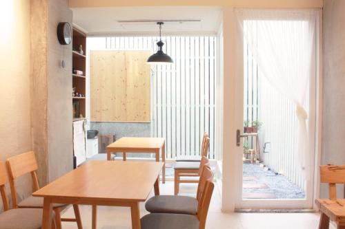 eine Küche und ein Esszimmer mit Tisch und Stühlen in der Unterkunft 落跑吧民宿 in Taitung