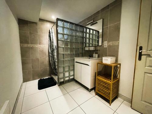 une petite cuisine avec un évier et un comptoir dans l'établissement Appartement 1 chambre, à Peyriac-de-Mer