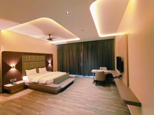 Postel nebo postele na pokoji v ubytování Hotel Akshay Palace Ahmednagar