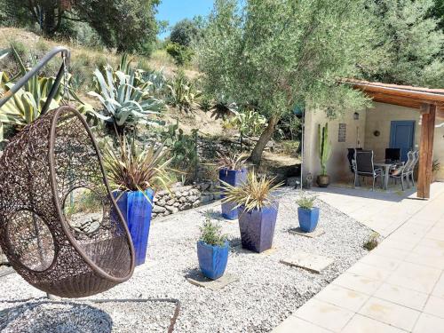 a garden with a bunch of potted plants at L'Ours Brun holiday rental in Eus