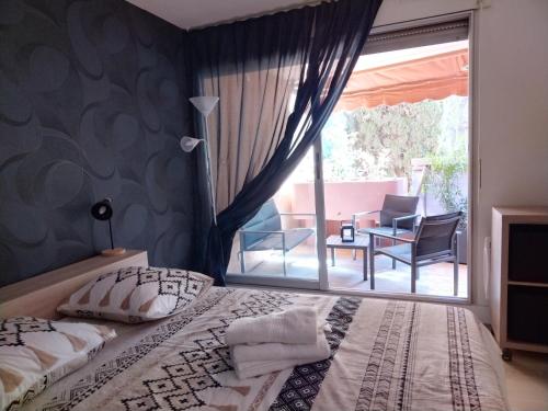 Photo de la galerie de l'établissement Les loggias de Tamaris résidence avec piscine, à La Seyne-sur-Mer