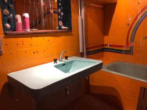 un baño con lavabo y bañera en Wild Valley Panorama in Valle Onsernone, en Spruga