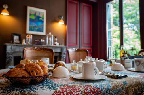 a table with a basket of bread on top of it at Mille et une feuilles in Saint-Martin-lez-Tatinghem