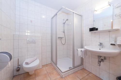 W łazience znajduje się prysznic, toaleta i umywalka. w obiekcie Gasthof Stern w mieście Vandans