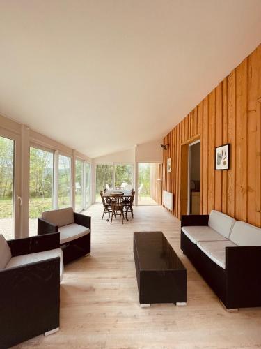 un salon avec deux canapés et une table dans l'établissement Maison Papillon, à Turenne