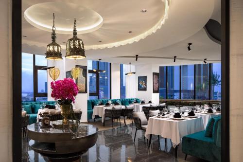 En restaurant eller et andet spisested på Chaiya Palace Hotel