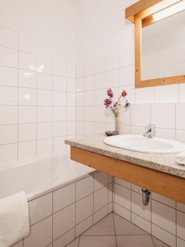Koupelna v ubytování Almwellness-Resort Tuffbad