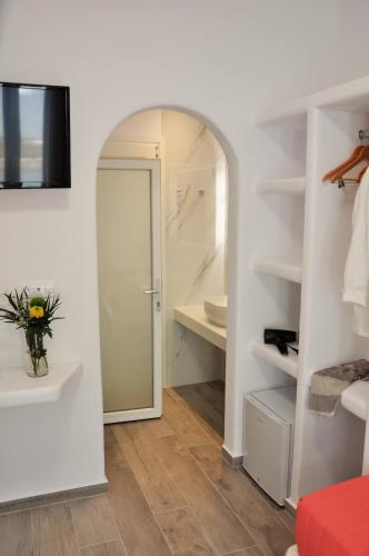 a room with a walk in closet with a mirror at Alexandra Suites & Rooms - MYKONOS PORT in Mýkonos City