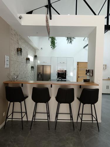 - une cuisine avec un bar avec quatre tabourets dans l'établissement LOFT DE SOPHIE & YOHAN plain pied, à Saint-Martin-Boulogne