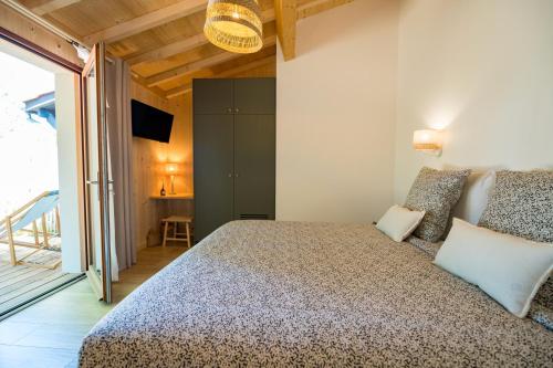 una camera da letto con un letto grande e un balcone di EVASION BASSIN La Villa Régate Chambres d'hôtes a Lège-Cap-Ferret