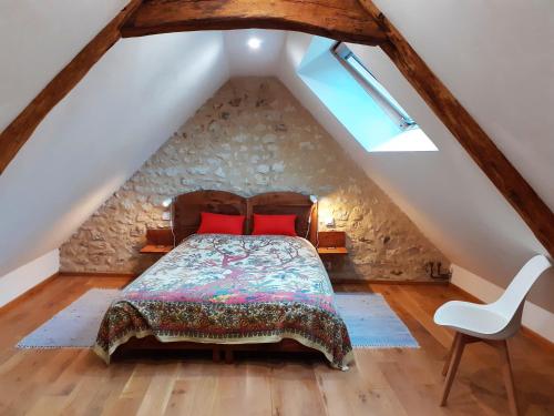 Ліжко або ліжка в номері Domaine Moulin de Boiscorde 1h45 Paris