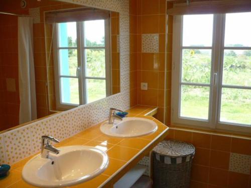 a bathroom with two sinks and two windows at VOTRE MAISON DE VACANCES à BELLE ILE EN MER in Locmaria
