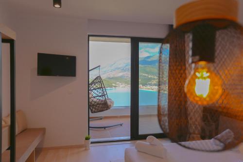 TV a/nebo společenská místnost v ubytování Anassa Suites