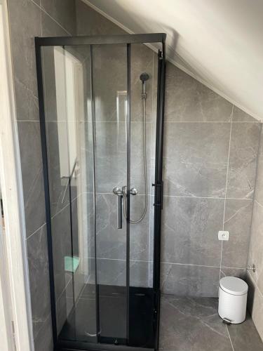 Ένα μπάνιο στο Apartament nad jeziorem