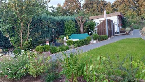 un jardin avec un petit hangar en arrière-plan dans l'établissement Dat Strandhus up'n Dörp, à Zirkow