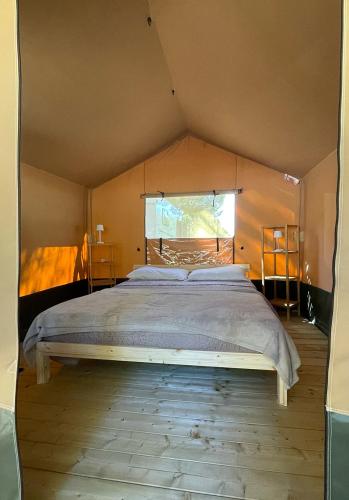 a large bed in a room with a window at Mecca Club in Ischitella