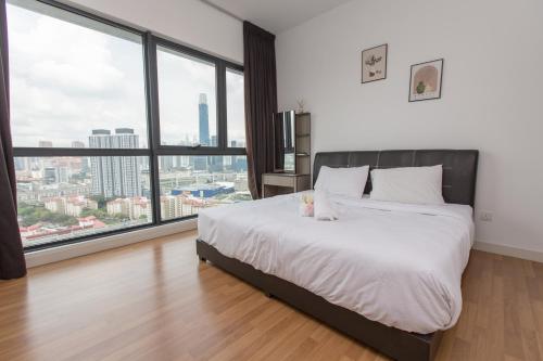 1 dormitorio con 1 cama grande y ventanas grandes en V Residence 2R2B at Sunway Velocity by Bai Yi # 2705, en Kuala Lumpur