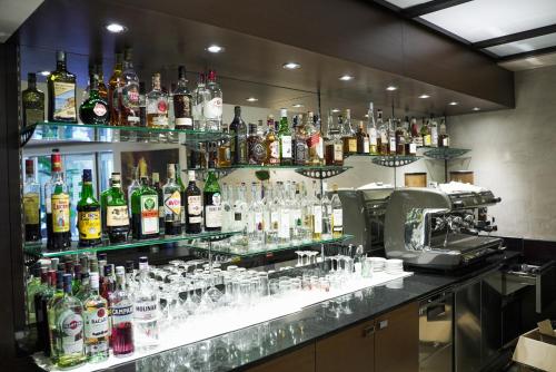 un bar lleno de muchas botellas de alcohol en Hotel Europa, en Reggio Emilia