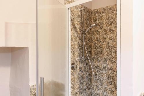 um chuveiro numa casa de banho com uma parede em San Niccolò Elegant Apartment em Florença