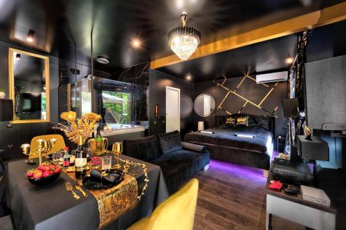 Χώρος καθιστικού στο RoyalRelax Apartament w Lesie z Jacuzzi, Kinem domowym 88' - Białystok