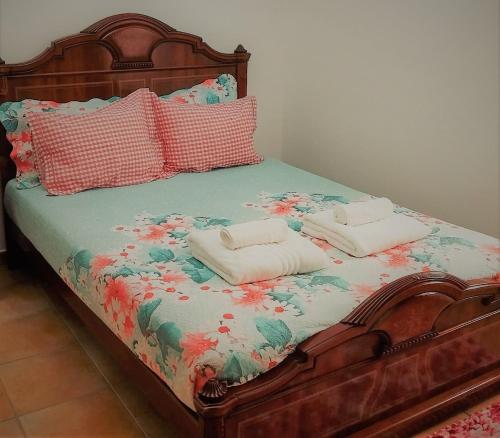 Una cama con dos almohadas encima. en Julia House Holidays Nazaré, en Nazaré