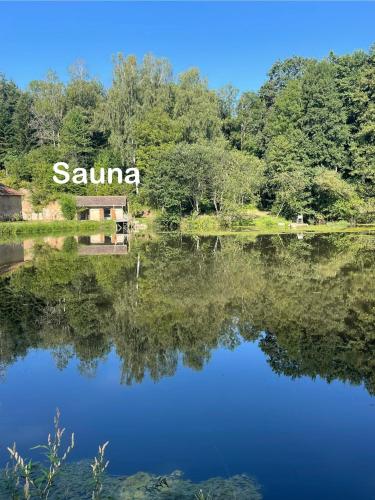 une vue d'un lac avec le mot sauna dessus dans l'établissement Maison Bardoz, à Le Clerjus