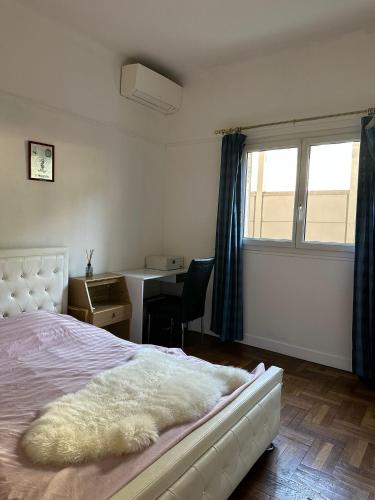 une chambre avec un lit, un bureau et une fenêtre dans l'établissement Appartement pret de la Mer, à Nice