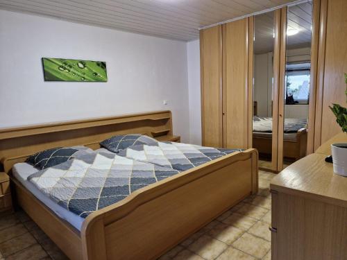En eller flere senge i et værelse på Michas Lahn Ferienwohnung