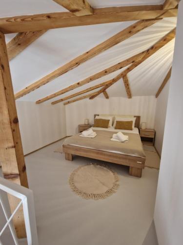 Apartmani Vukusic في بروماجنا: غرفة نوم بسرير في العلية