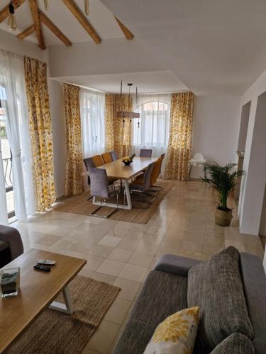 Apartmani Vukusic في بروماجنا: غرفة معيشة مع طاولة وكراسي