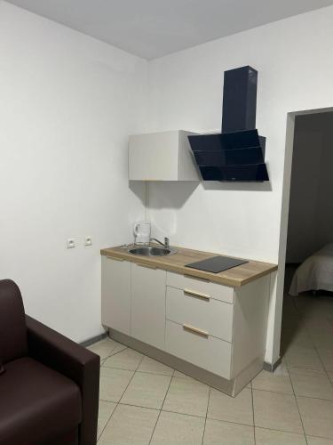 une cuisine avec un comptoir, un évier et une chaise dans l'établissement TOP appartement centre ville, à Valenciennes