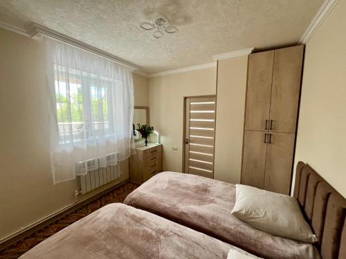 Katil atau katil-katil dalam bilik di Inexpensive house