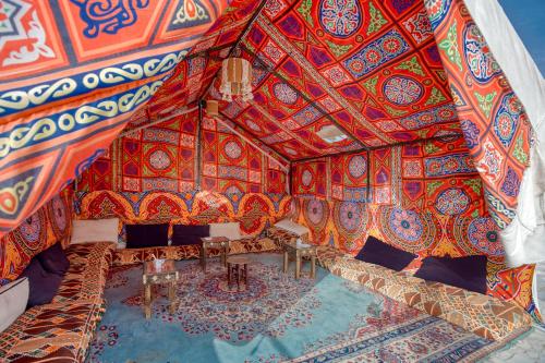 Habitación con techo cubierto de azulejos de colores. en Villa Khufu Pyramids Inn, en El Cairo