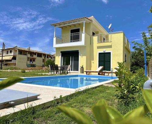 een villa met zwembad voor een huis bij Maison Rivière in Lefkada