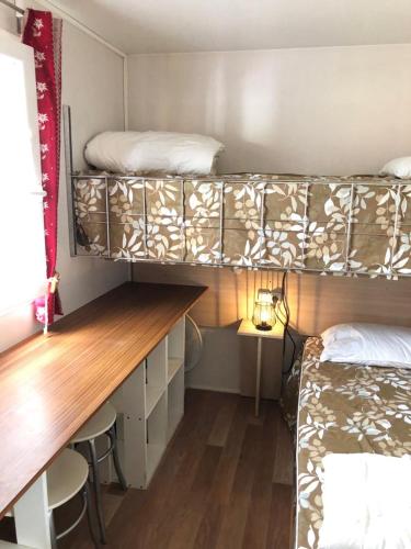 - une chambre avec un bureau et des lits superposés dans l'établissement mobil home 6 personnes a SAMOENS, à Samoëns