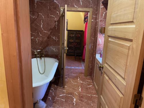 A bathroom at Lovely 4-Bed Cottage near Pedrogao Grande