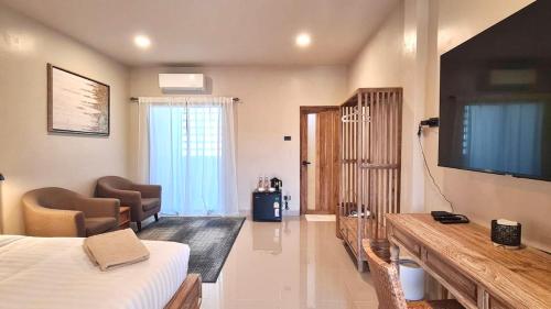 Habitación de hotel con cama y TV en VNL Stay en Trang