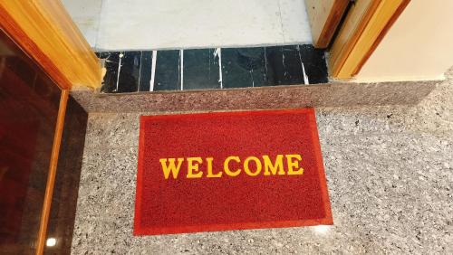 a welcome sign on the floor of a bathroom at Kavyansh Forest Valley in Dalhousie