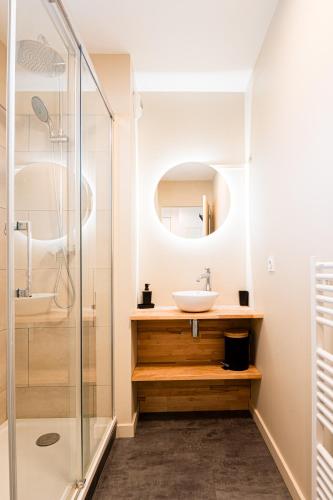 une salle de bain avec un lavabo et une douche dans l'établissement Appartement cosy 5 mins Honfleur piscine terrasse, à Équemauville