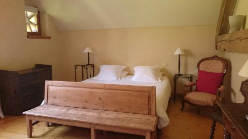 1 dormitorio con cama, banco y silla en La Vallombreuse en Menthon-Saint-Bernard